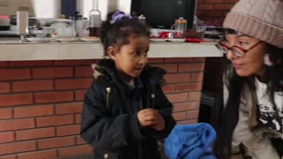 Indira enseñando sobre el café