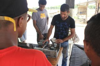 Oficina de montagem e manutenção de computadores na comunidade Quilombola Divino Espírito Santo.