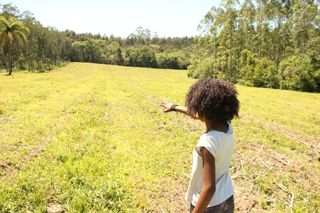  Semeadora de sementes e sonhos, Xanti apresentando seu terrtório quilombola Morada da Paz - RS